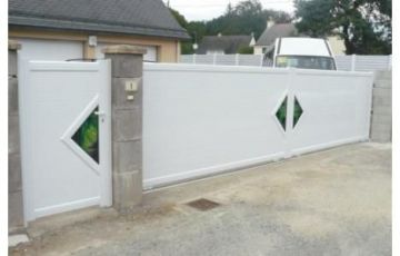 Portail PVC blanc remplissage déco