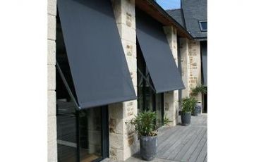 Le store Bannette est la solution idéale pour habiller vos baies et fenêtres de grandes dimensions et il  permet de tempérer la chaleur et la lumière de votre habitat tout en préservant votre intimité.