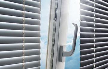 Le store vénitien aluminium est l’élément incontournable et intemporel de la protection solaire de bureau. C’est un store idéal pour diffuser agréablement la lumière et voir même pour une occultation presque totale sur le modèle Night