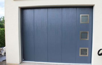 Porte d’entrée en PVC gris clair