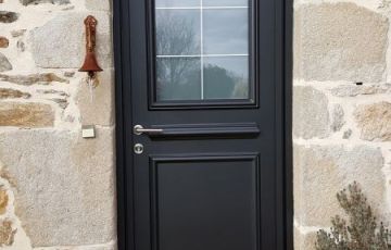 Porte d’entrée en  aluminium K.line, vitrage dépoli avec motif petit bois. Coloris noir texturé