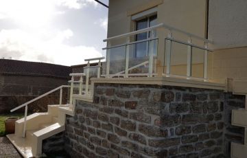 Garde-corps aluminium  vitré et main courante