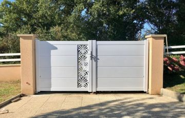 Portail aluminium, 2 vantaux de couleur blanc azuré. Zone déco : tôle découpe laser ORIENT