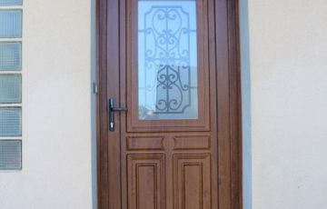 Porte d’entrée tradition PVC.  PVC blanc intérieur et chêne doré extérieur