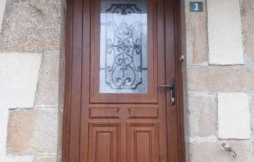 Porte d’entrée tradition PVC.  PVC blanc intérieur et chêne doré extérieur