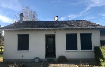 Volet roulant solaire : coulisse aluminium, caisson compact en aluminium à pan coupé 20°, sans vis apparentes. Tablier à lames aluminium double paroi avec mousse isolante sans CFC, traité anti-corrosion et équipé d’embouts anti-frottement et de verrous au