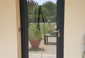 Porte d’entrée en Alu, vitrage isolant, protection renforcé Sereilhac